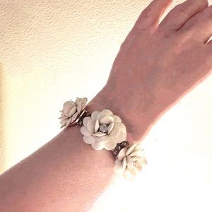 Unique Beauty/ Bracelet RETRO 4 Flowers, Gold Metal/Stretch 6"-8" Accessible